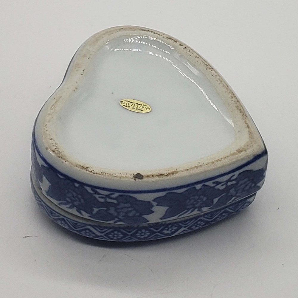Silvestri Handcrafted Blue White Porcelain Heat Shaped Trinket Box - Picture 4 of 4
